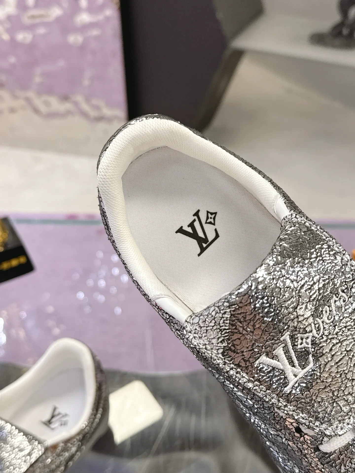Men's shoes: 720💰 LV Louis Vuitton's latest Foot men's shoes💰print series Couple's football sneakers Original purchase, development and production This Foot men's shoes💰print Soccer sneakers are men's shoes💰pharrell Williams' first sneakers inspired by football shoes. The shoe is inspired by football that spans generations and cultures. The shoe is known for its sleek design, with the dynamic IV Initials logo on the side, the tongue embellished with the Lvers United badge inspired by the football team, and the sole pattern rubber sole decorated with multiple Louis Vuitton logos. Exquisite packaging at the delivery counter🛍📦 ▪️Material: Original imported top-layer cracked cowhide ▪️Inner: Original custom-made soft sheepskin lining ▪️Sole: original molded two-color T men's shoes 💰pU combination sole ▪️Sole thickness: 3.5CM ▪️Size: women's 35-41 / men's 39-45